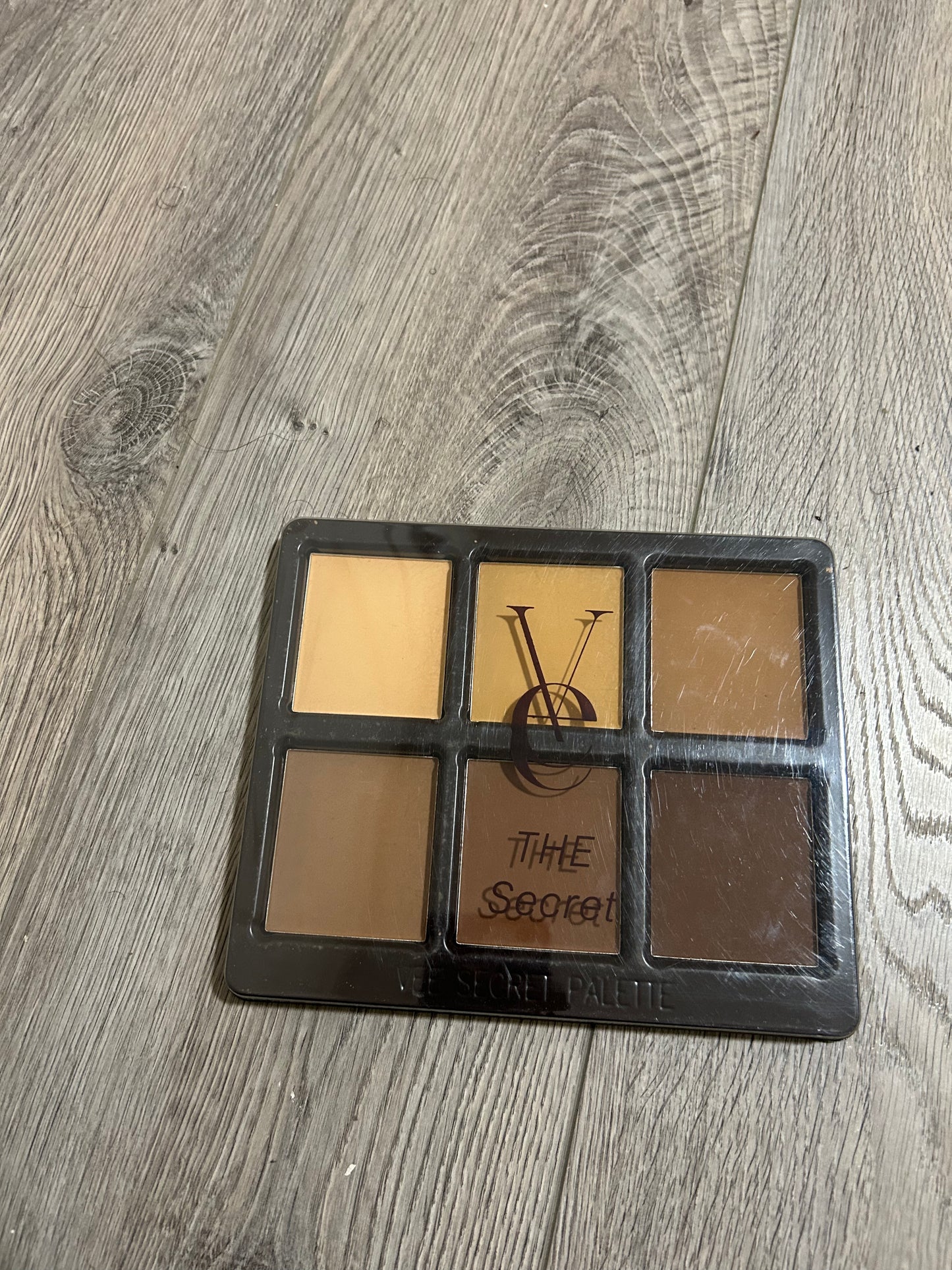 VEE BEAUTY 6-in-1 compact powder palette