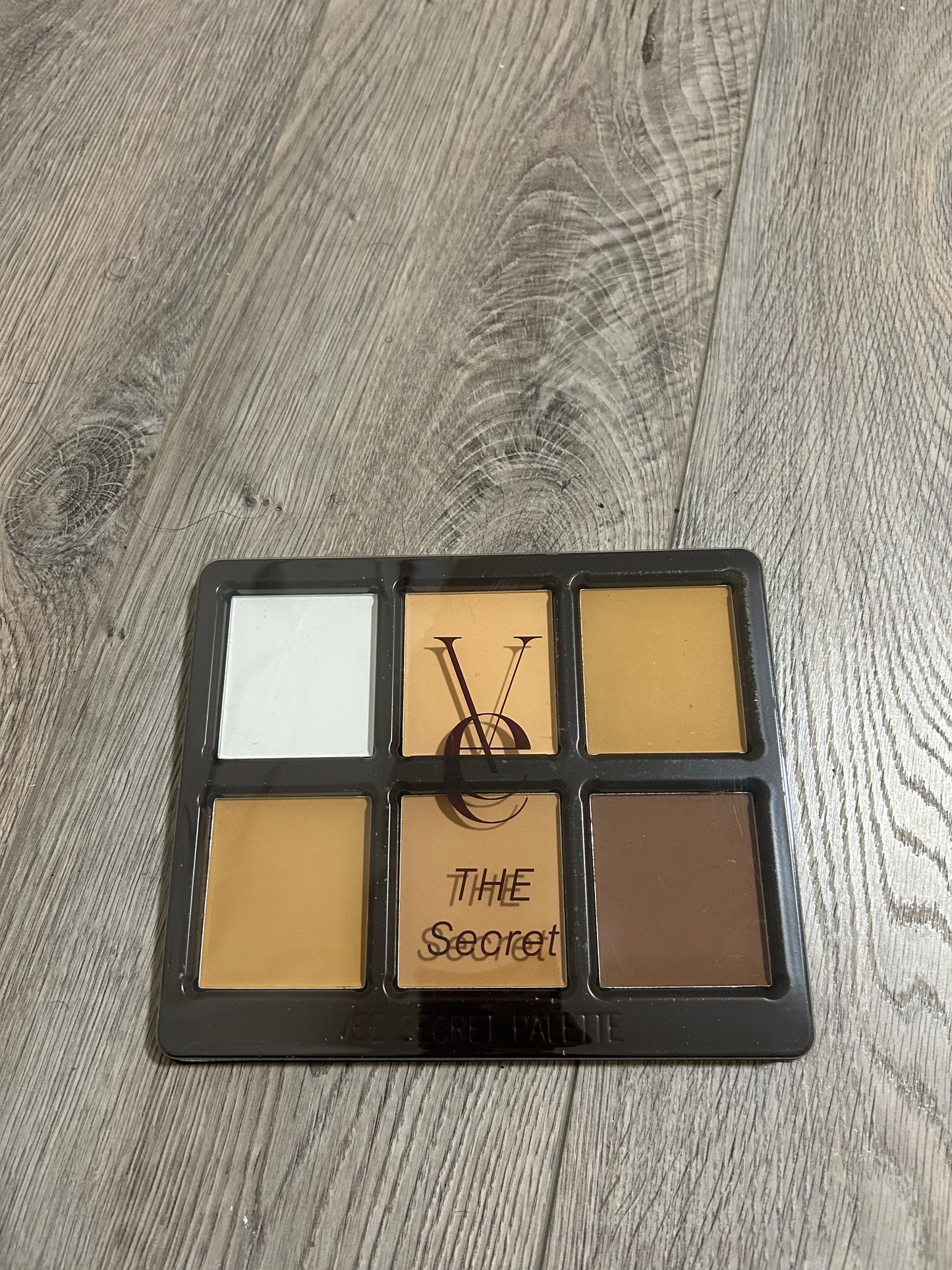 VEE BEAUTY 6-in-1 compact powder palette